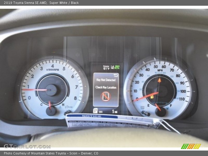 Super White / Black 2019 Toyota Sienna SE AWD
