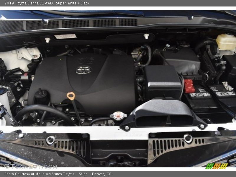 Super White / Black 2019 Toyota Sienna SE AWD