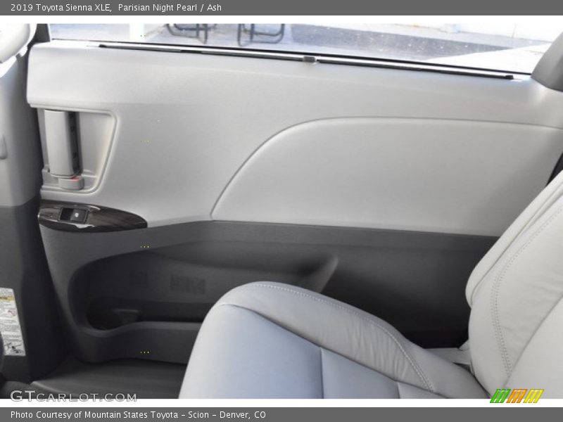 Parisian Night Pearl / Ash 2019 Toyota Sienna XLE