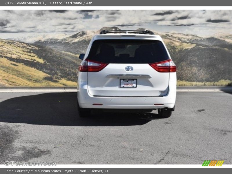 Blizzard Pearl White / Ash 2019 Toyota Sienna XLE