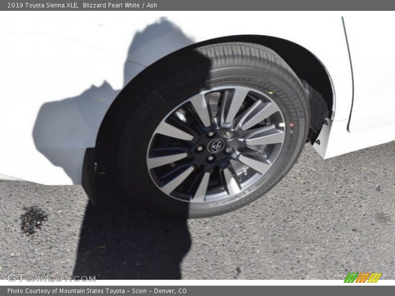 Blizzard Pearl White / Ash 2019 Toyota Sienna XLE