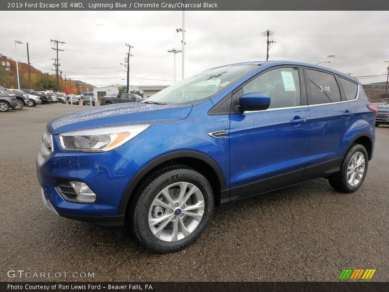 Front 3/4 View of 2019 Escape SE 4WD