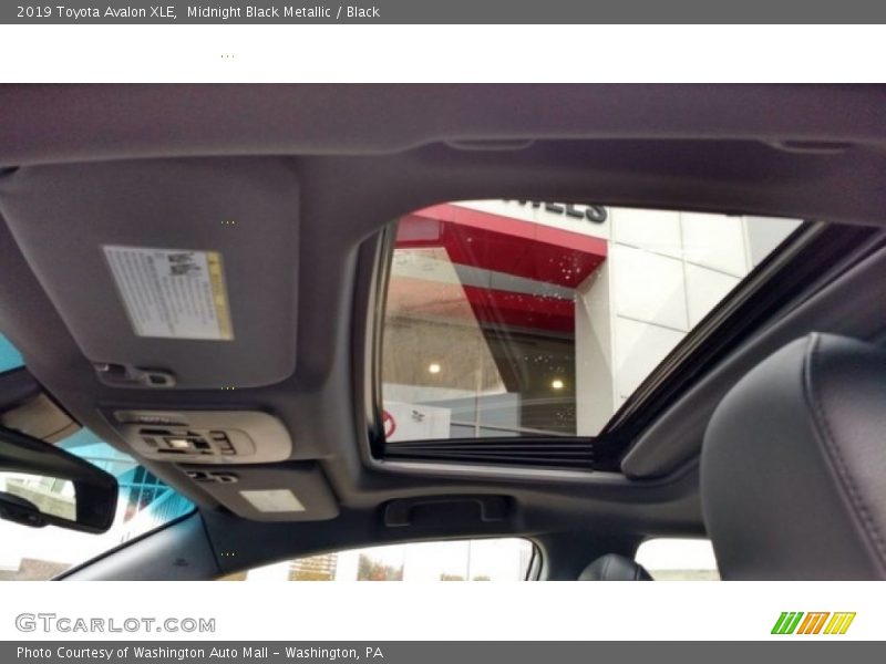 Midnight Black Metallic / Black 2019 Toyota Avalon XLE