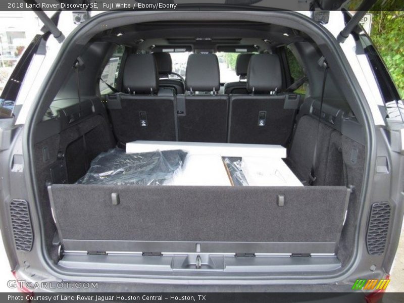 Fuji White / Ebony/Ebony 2018 Land Rover Discovery SE