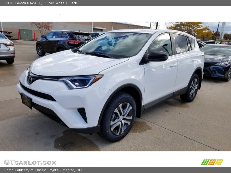 Super White / Black 2018 Toyota RAV4 LE