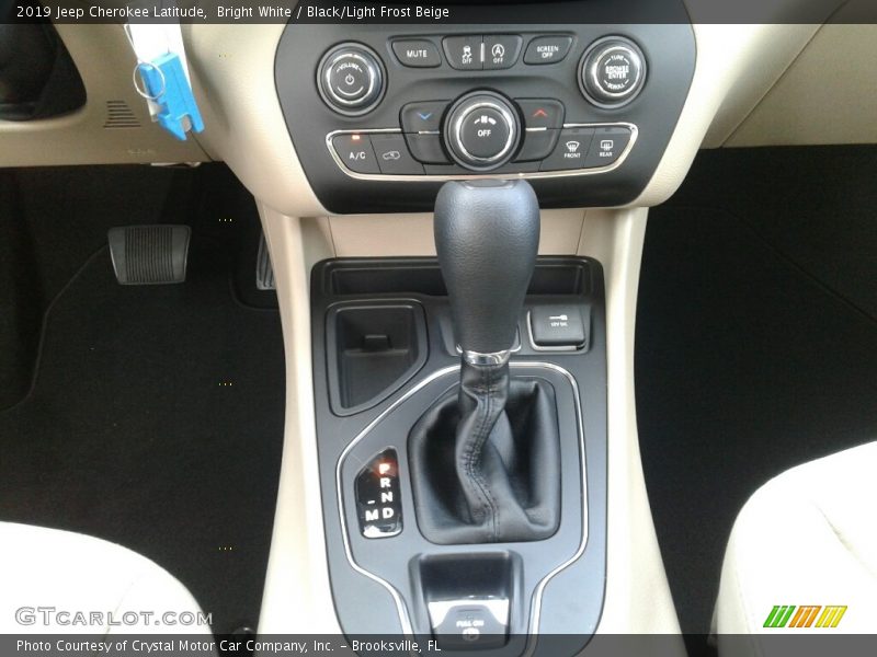 Bright White / Black/Light Frost Beige 2019 Jeep Cherokee Latitude