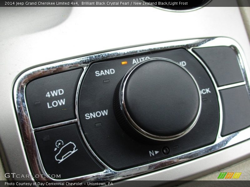 Brilliant Black Crystal Pearl / New Zealand Black/Light Frost 2014 Jeep Grand Cherokee Limited 4x4