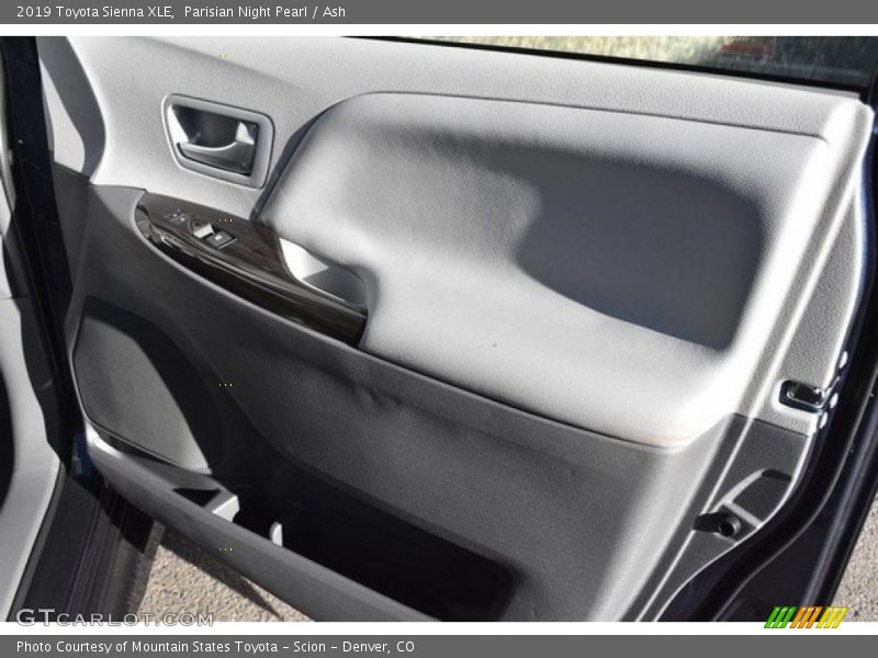 Parisian Night Pearl / Ash 2019 Toyota Sienna XLE