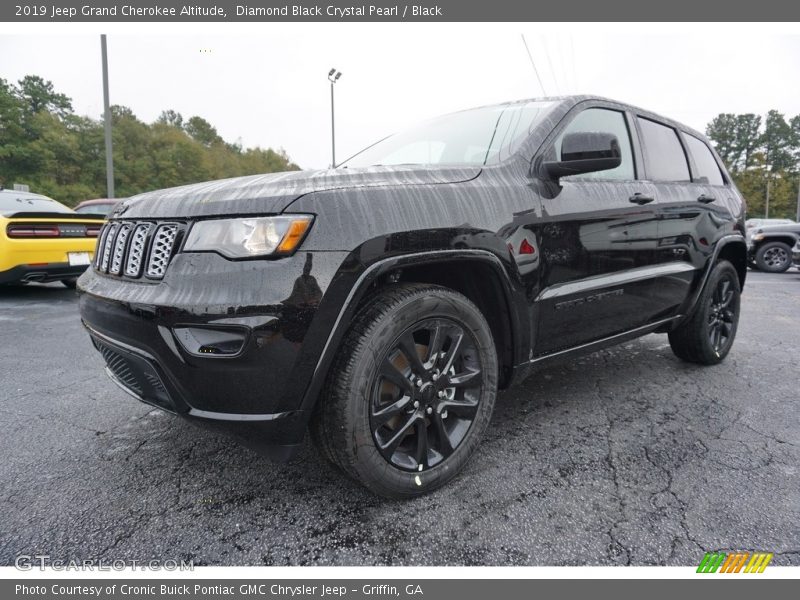 Front 3/4 View of 2019 Grand Cherokee Altitude