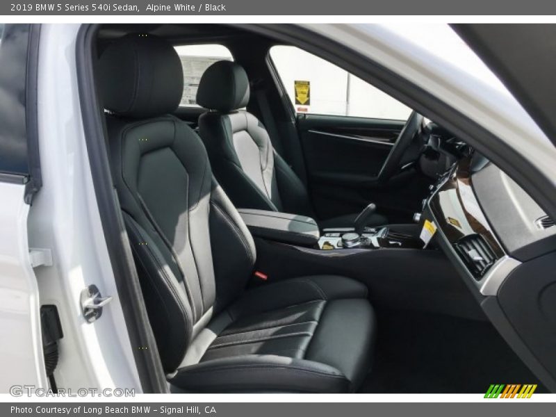 Alpine White / Black 2019 BMW 5 Series 540i Sedan