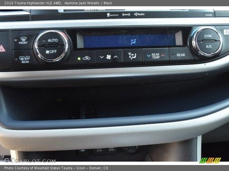 Alumina Jade Metallic / Black 2019 Toyota Highlander XLE AWD