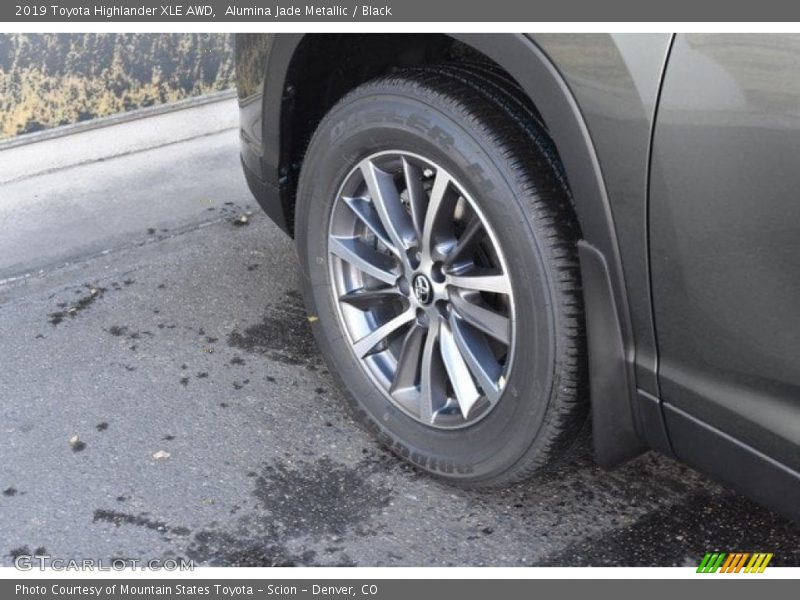 Alumina Jade Metallic / Black 2019 Toyota Highlander XLE AWD