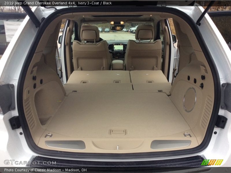 Ivory 3-Coat / Black 2019 Jeep Grand Cherokee Overland 4x4