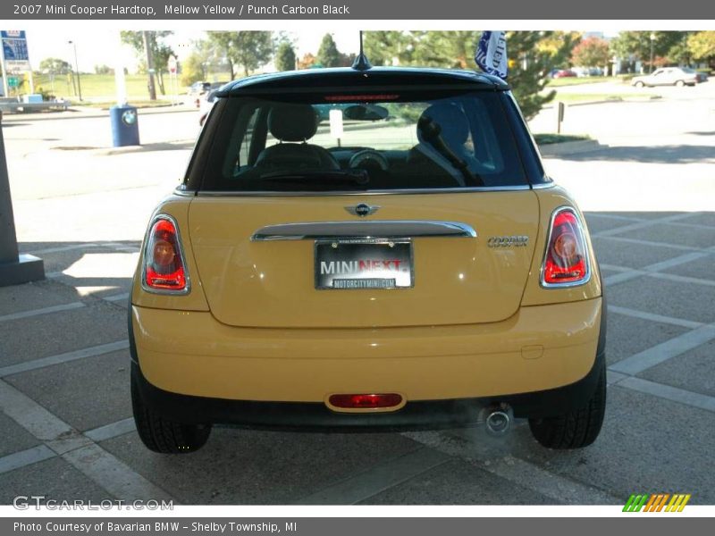 Mellow Yellow / Punch Carbon Black 2007 Mini Cooper Hardtop