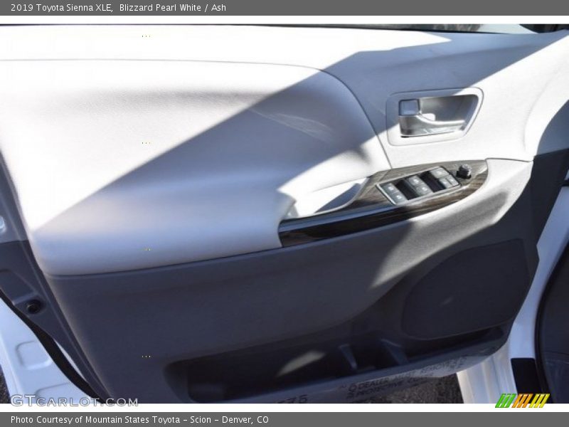 Blizzard Pearl White / Ash 2019 Toyota Sienna XLE