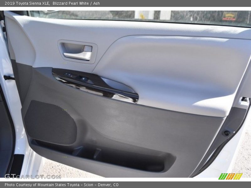 Blizzard Pearl White / Ash 2019 Toyota Sienna XLE