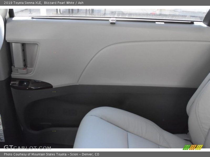 Blizzard Pearl White / Ash 2019 Toyota Sienna XLE
