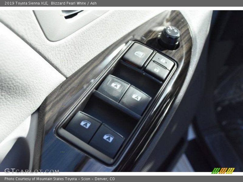 Blizzard Pearl White / Ash 2019 Toyota Sienna XLE