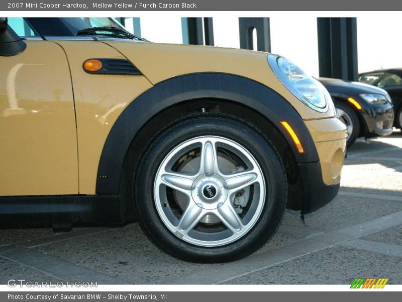 Mellow Yellow / Punch Carbon Black 2007 Mini Cooper Hardtop