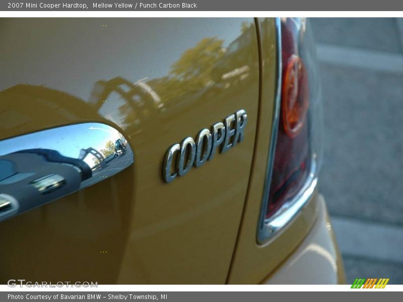 Mellow Yellow / Punch Carbon Black 2007 Mini Cooper Hardtop