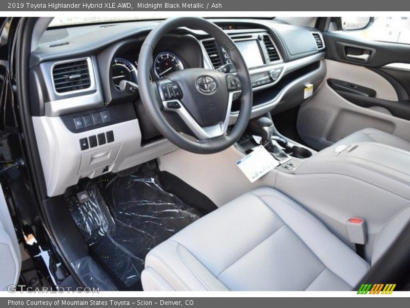Midnight Black Metallic / Ash 2019 Toyota Highlander Hybrid XLE AWD