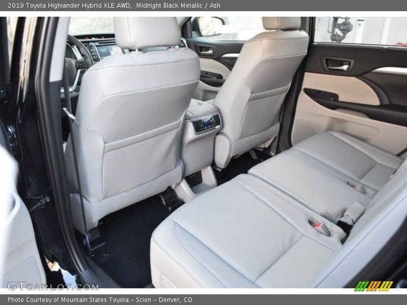 Midnight Black Metallic / Ash 2019 Toyota Highlander Hybrid XLE AWD