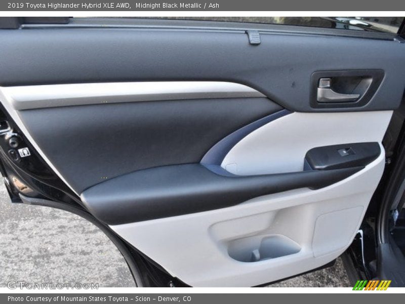 Midnight Black Metallic / Ash 2019 Toyota Highlander Hybrid XLE AWD