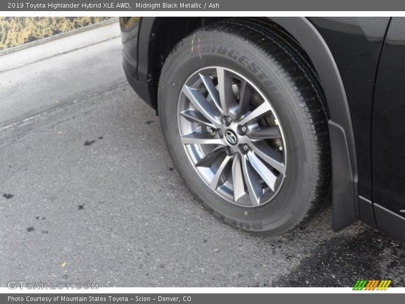 Midnight Black Metallic / Ash 2019 Toyota Highlander Hybrid XLE AWD