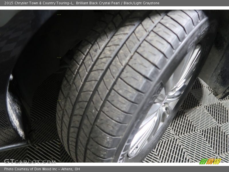 Brilliant Black Crystal Pearl / Black/Light Graystone 2015 Chrysler Town & Country Touring-L