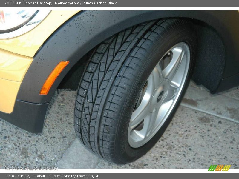 Mellow Yellow / Punch Carbon Black 2007 Mini Cooper Hardtop