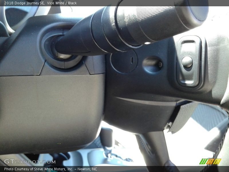 Vice White / Black 2018 Dodge Journey SE