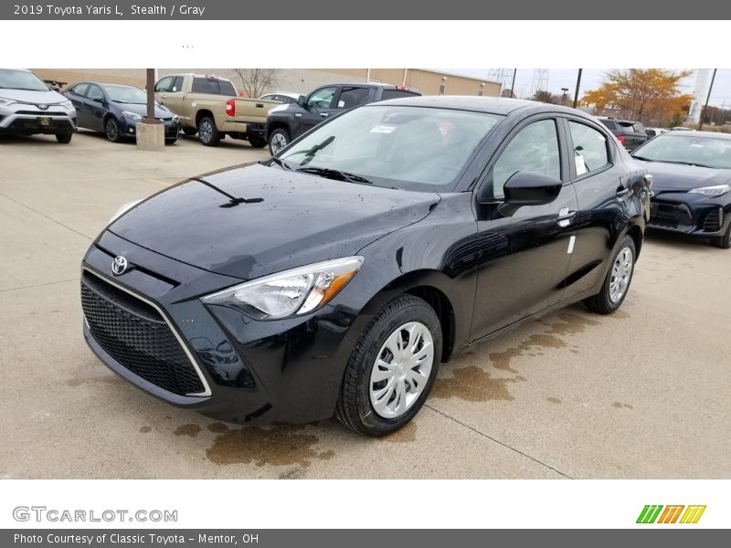 Front 3/4 View of 2019 Yaris L