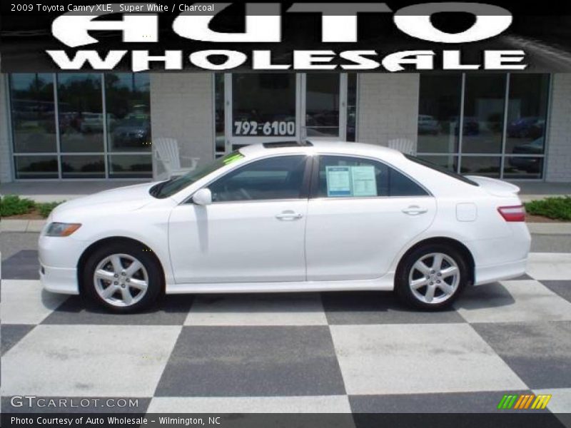 Super White / Charcoal 2009 Toyota Camry XLE