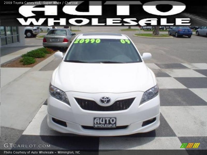 Super White / Charcoal 2009 Toyota Camry XLE