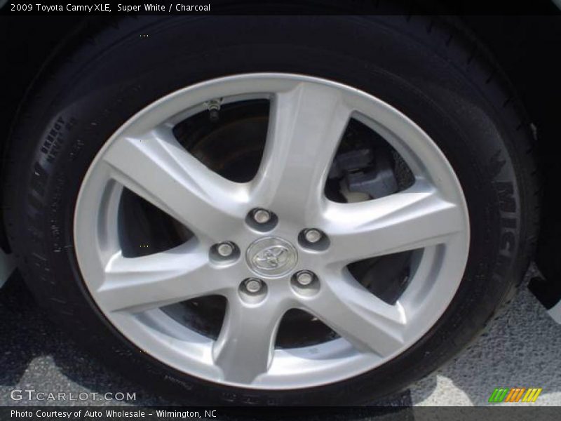 Super White / Charcoal 2009 Toyota Camry XLE