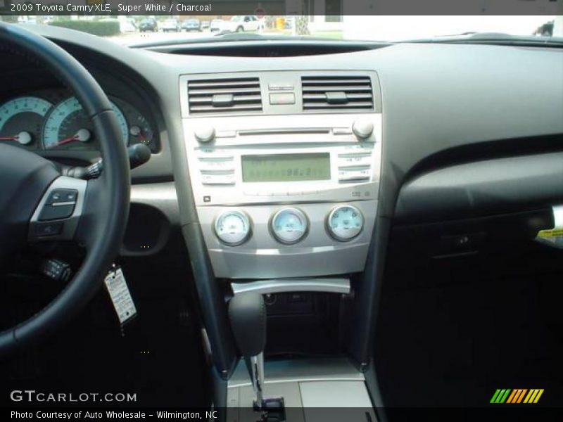 Super White / Charcoal 2009 Toyota Camry XLE