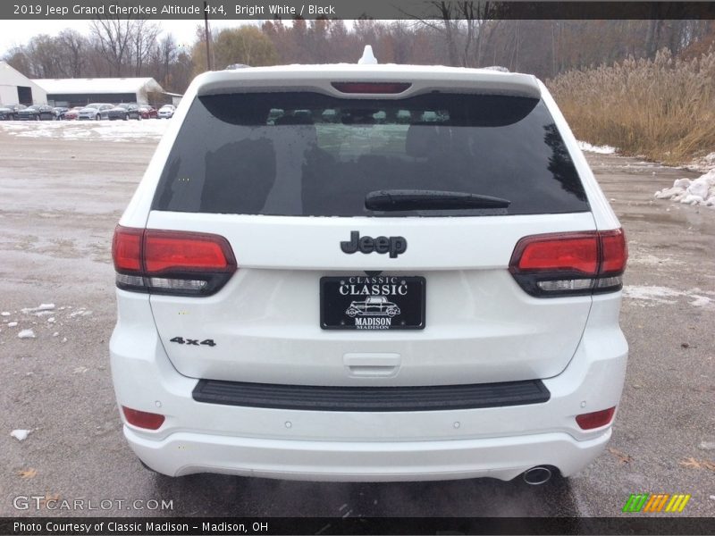 Bright White / Black 2019 Jeep Grand Cherokee Altitude 4x4