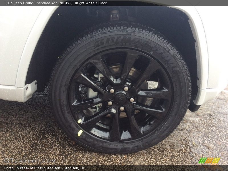 Bright White / Black 2019 Jeep Grand Cherokee Altitude 4x4