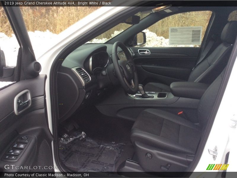 Bright White / Black 2019 Jeep Grand Cherokee Altitude 4x4