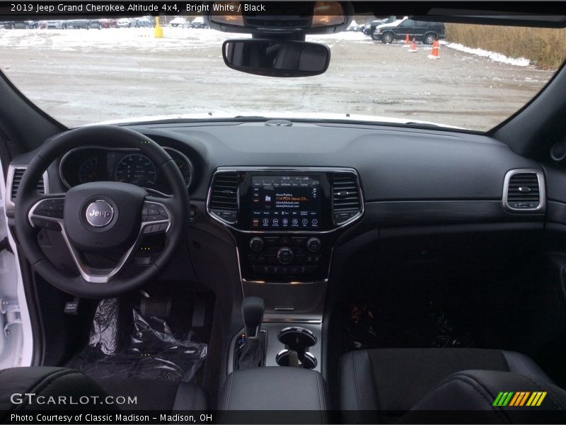 Bright White / Black 2019 Jeep Grand Cherokee Altitude 4x4