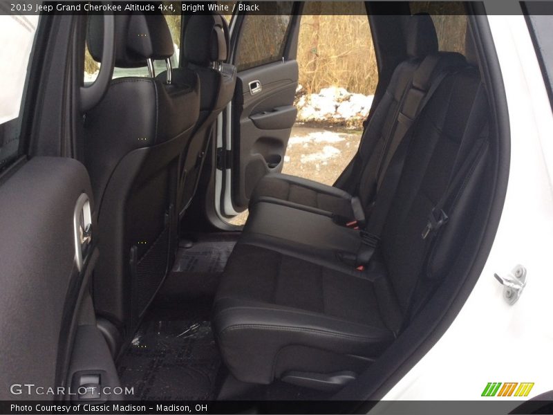 Bright White / Black 2019 Jeep Grand Cherokee Altitude 4x4