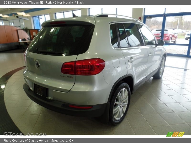 Reflex Silver Metallic / Black 2013 Volkswagen Tiguan SE
