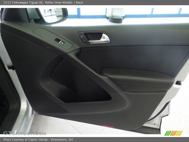 Reflex Silver Metallic / Black 2013 Volkswagen Tiguan SE