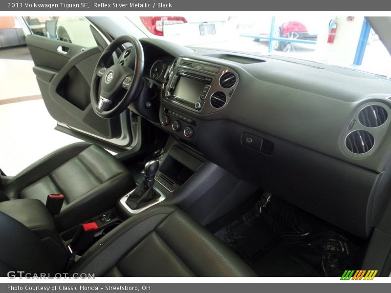 Reflex Silver Metallic / Black 2013 Volkswagen Tiguan SE