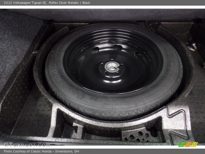 Reflex Silver Metallic / Black 2013 Volkswagen Tiguan SE