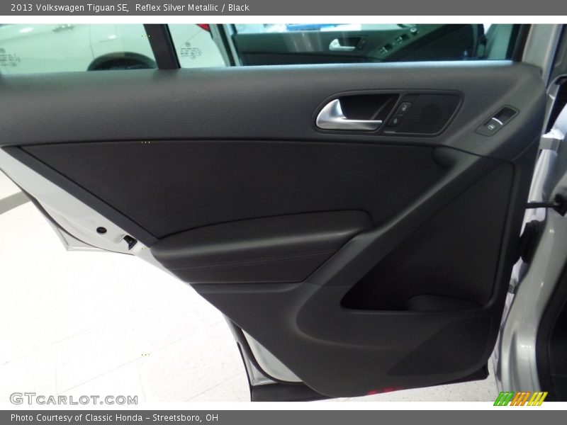 Reflex Silver Metallic / Black 2013 Volkswagen Tiguan SE