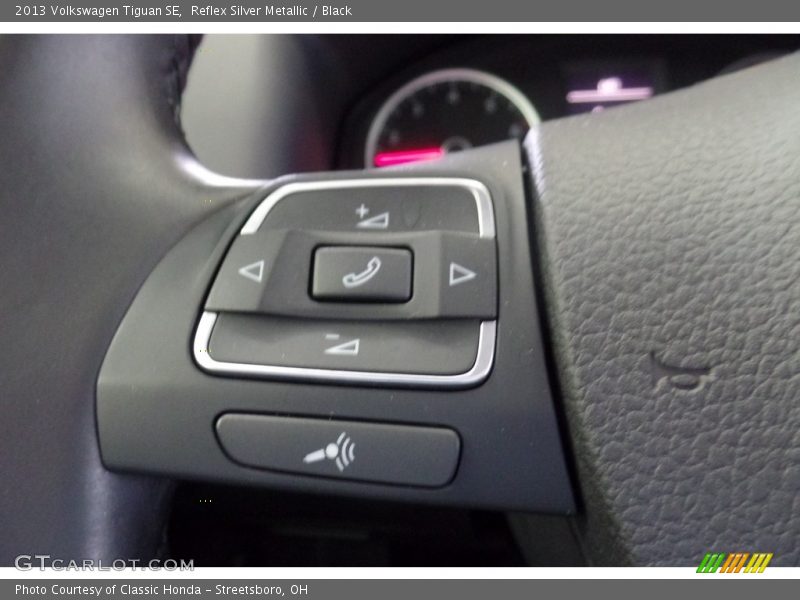 Reflex Silver Metallic / Black 2013 Volkswagen Tiguan SE
