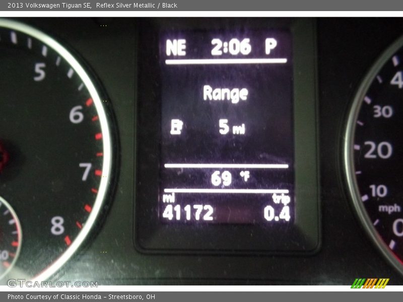 Reflex Silver Metallic / Black 2013 Volkswagen Tiguan SE