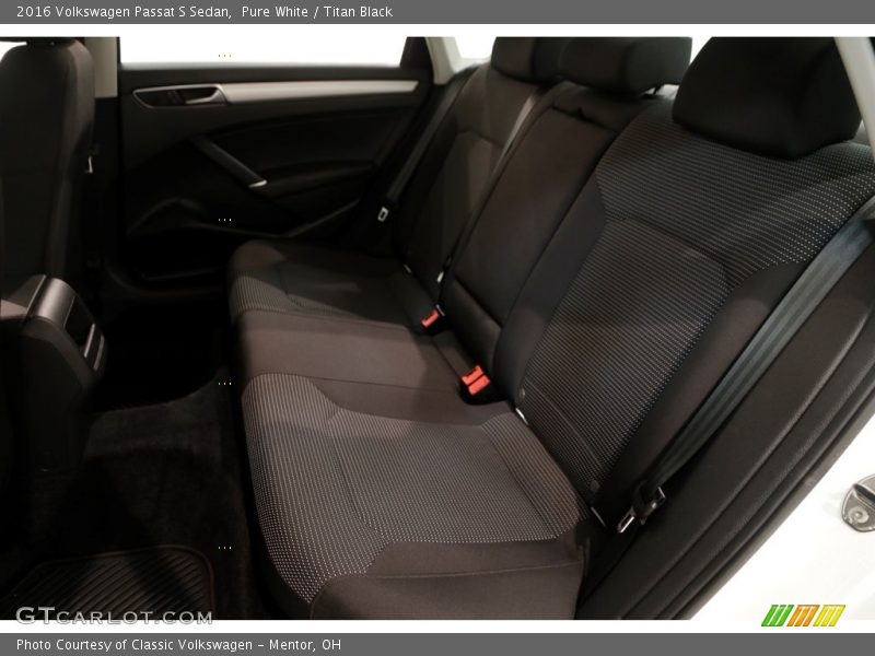 Pure White / Titan Black 2016 Volkswagen Passat S Sedan