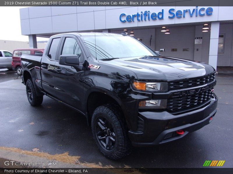 Front 3/4 View of 2019 Silverado 1500 Custom Z71 Trail Boss Double Cab 4WD